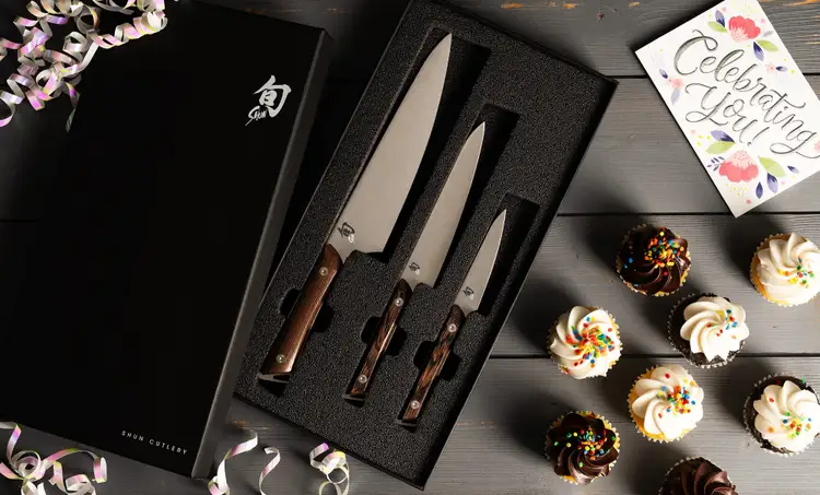 A Kanso 3-Piece Starter Set is surrounded by cupcakes and ribbon.